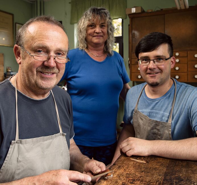 Klaus, Bettina und Andreas Uebel in ihrer Bogenbau-Werkstatt
