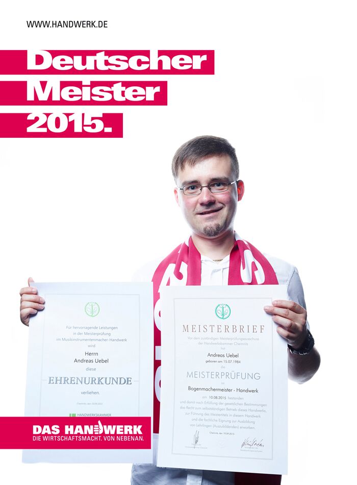 Andreas Uebel mit seiner Ehrenurkunde für hervorragende Leistungen als einer der Besten Meister­absolventen aller Gewerke im Kammer­bezirk